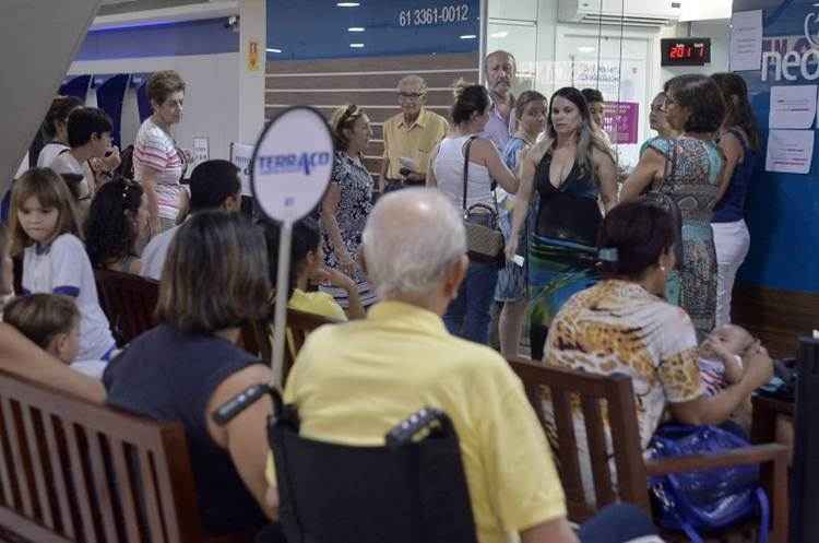 Em dois dias, clínica em um shopping de Brasília aplicou 1,3 mil doses da vacina que combate o vírus: fila, senha e até quatro horas de espera para conseguir se imunizar