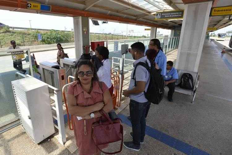 Eliana reclama das filas que sempre encontra na estação do Gama: ela pede organização e frota de ônibus maior para a solução do problema