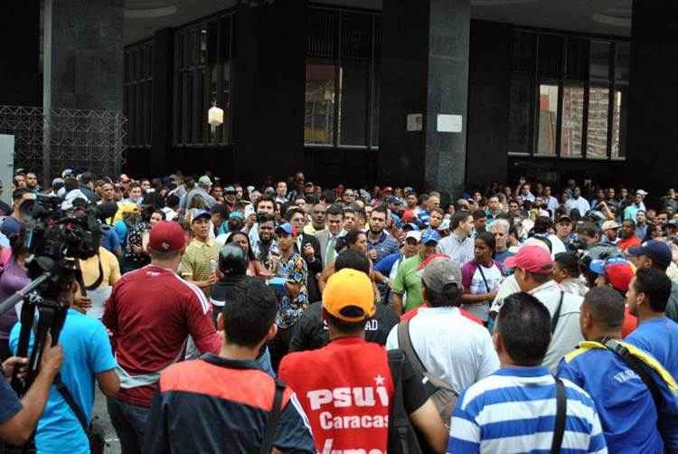 Partidários (em primeiro plano) do governo do chavista frente a frente com popositores,  em Caracas: insultos, socos, chutes e pedradas