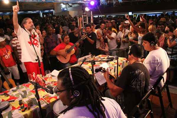 Moacyr Luz (de branco) comanda o Samba do Trabalhador