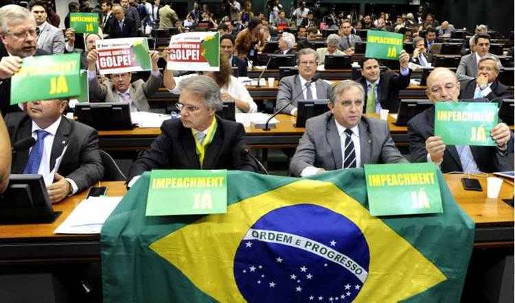 Os dois lados representados: oposição e governistas levaram cartazes a favor e contra o impeachment