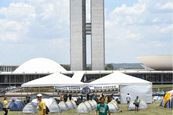 Manifestantes fazem ato na Esplanada