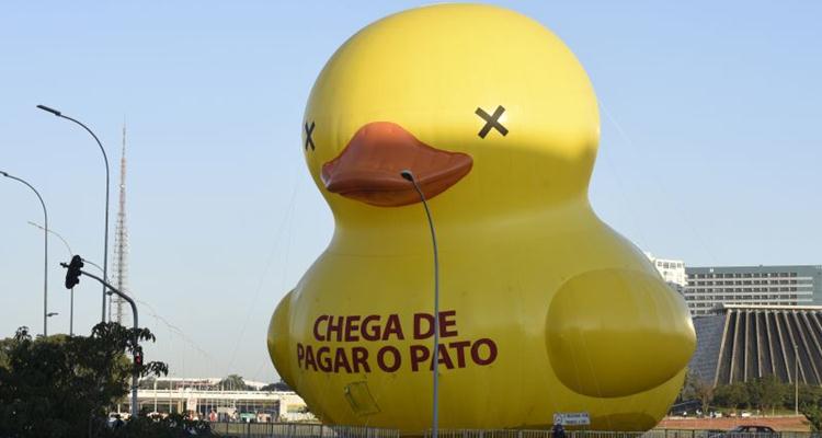 Até este sábado (9/4), um pato gigante foi inflado na Esplanada dos Ministérios, justamente do lado esquerdo da via, área que poderá ser ocupada por manifestantes pró-Dilma