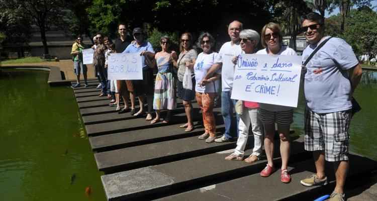 Manifestantes exigiram o cumprimento do acordo fechado em 2009, pelo qual a Administração Regional bancaria  os custos com água e energia