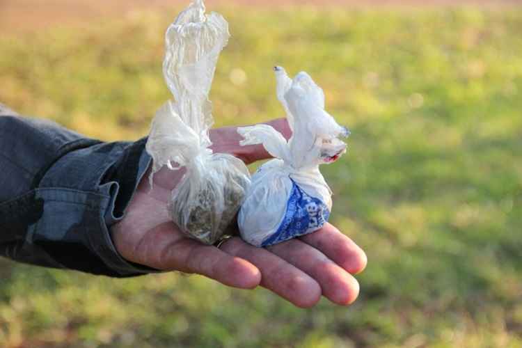 Ele estava com duas porções de maconha. A droga foi encontrada em um buraco, após ser farejada por um cachorro do BPCães