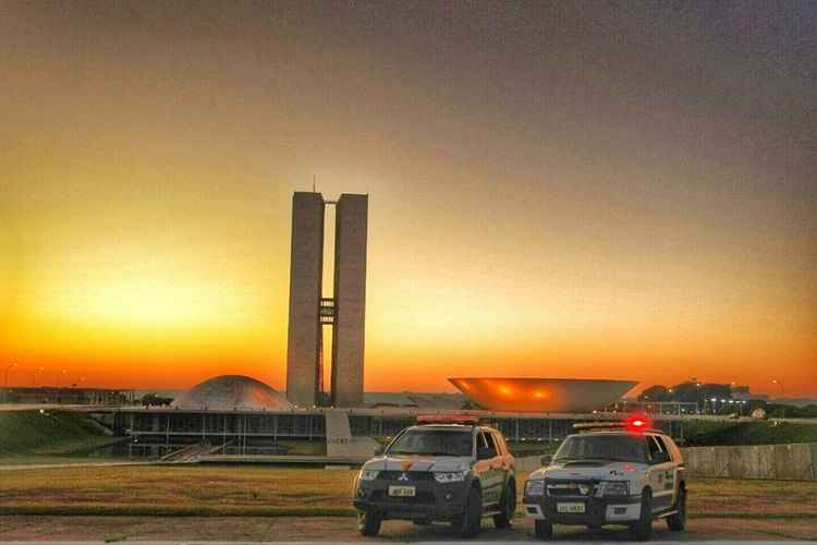 A umidade do ar varia entre 85% a 30% nas horas mais quentes do dia. O céu de Brasília será de claro a parcialmente nublado