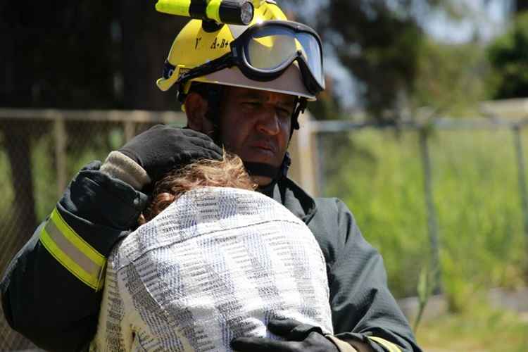 Bombeiro consola a esposa de Luís Vicente