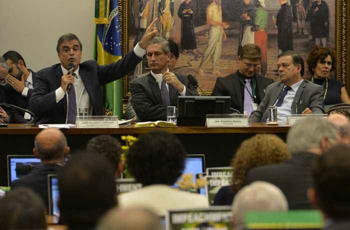 Parlamentares da oposição gritaram palavras contra a presidente Dilma Rousseff e o governo. Membros da base aliada responderam gritando 