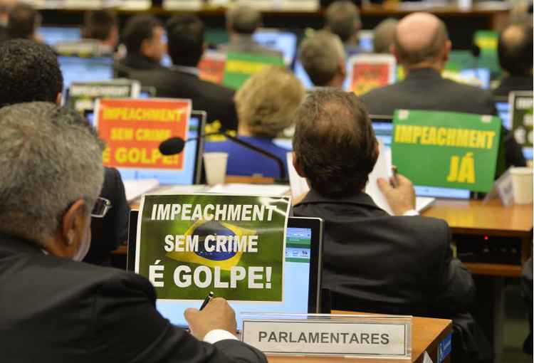 Deputados levaram os tradicionais cartazes contra e a favor do impeachment para a sessão de votação do relatório de Jovair Arantes: texto será hoje lido no plenário