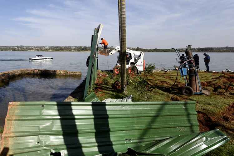 As derrubadas de áreas ocupadas de forma irregular começou em agosto do ano passado, no Lago Sul