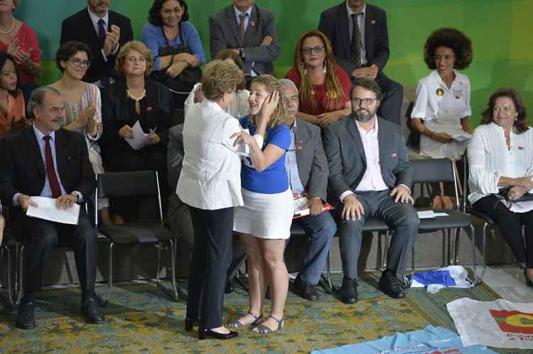 A presidente da Une, Carina Vitral, convocou os estudantes a saírem às ruas em defesa do mandato da presidente e também em defesa de projetos sociais