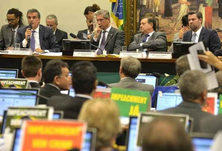 Deputado Rogério Rosso presidiu a comissão do impeachment para votar o relatório que pede pela saída de Dilma Rousseff