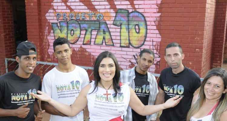 Nubia Santana (ao centro) com os primeiros jovens integrantes do Projeto Nota 10: Ailton Junior, Mateus Alefe, Nest, Marcelo Nunes e Paula Oliveira