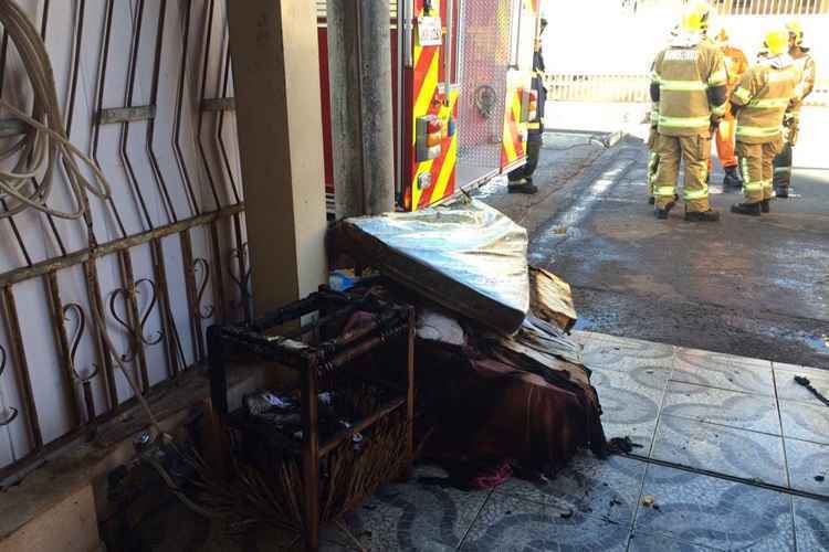 Corpo de bombeiros chegou ao local antes que o fogo se alastrasse pela casa