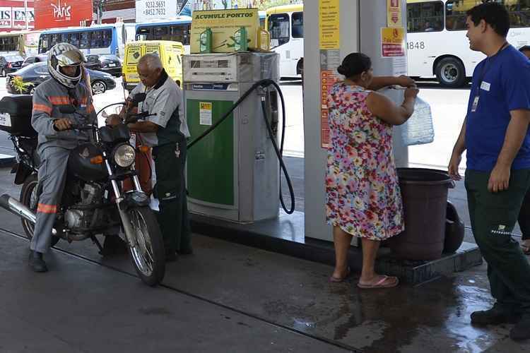 A mudança irrisória no valor do litro a gasolina causou revolta entre consumidores