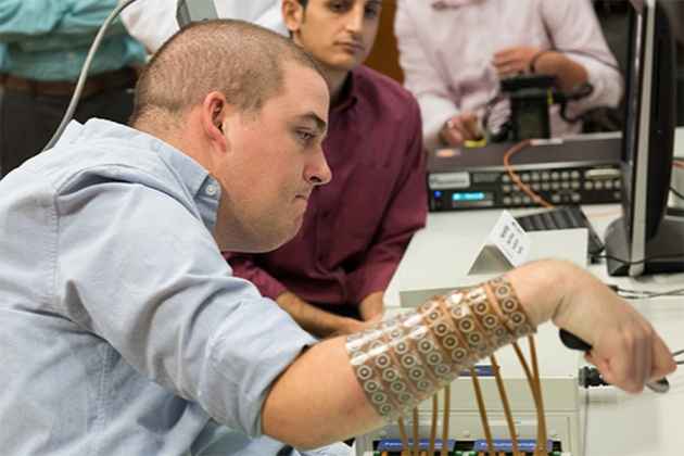 Chip no cérebro permite a tetraplégico voltar a mover a mão