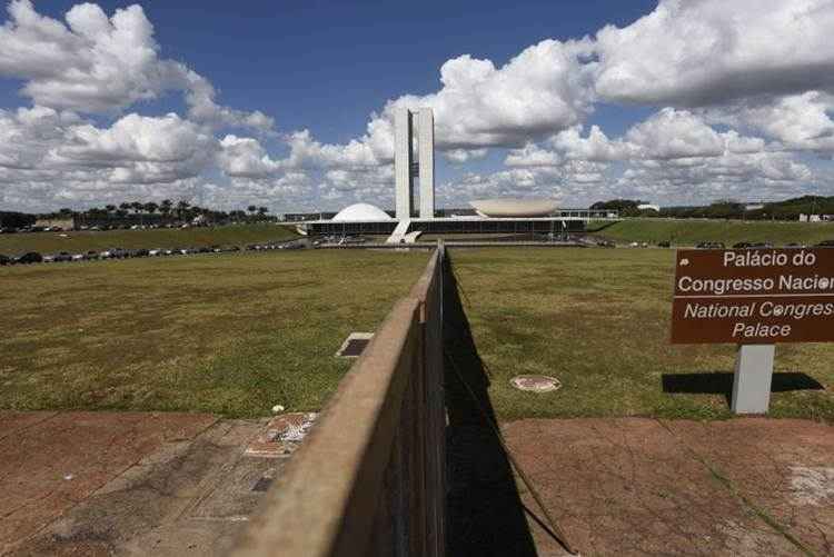 Eugênio Aragão critica divisão de espaço em frente ao Congresso Nacional e surpreende o governador Rodrigo Rollemberg. Local é usado de forma democrática nos últimos 20 anos