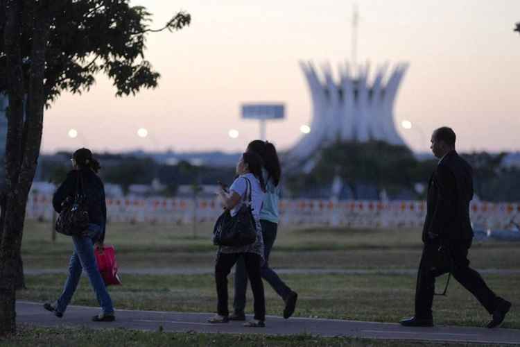 Com céu de claro a parcialmente nublado, a umidade do ar irá variar entre 85% e 30% nas horas mais quentes.