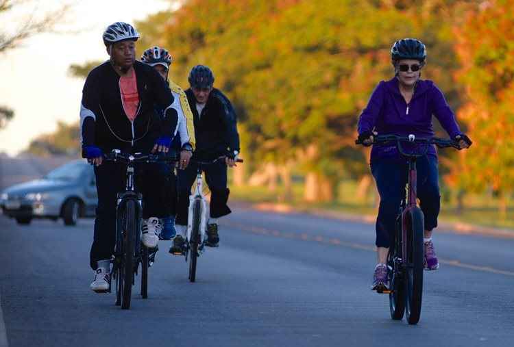 A presidente foi fotografada durante seus exercícios matinais ao redor do Palácio da Alvorada