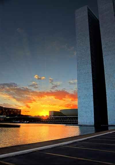 O fotógrafo aproveita as formas e iluminação da cidade para retratar ícones da arquitetura e urbanismo