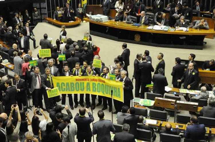 Os parlamentares devem adentrar a noite de sábado e amanhecer o domingo com debates entre os favoráveis e os contrários à cassação da petista