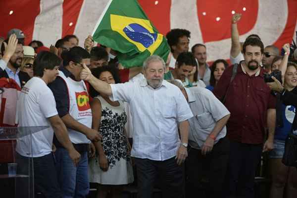 Ex-presidente Lula já está reunido com manifestantes pró-governo