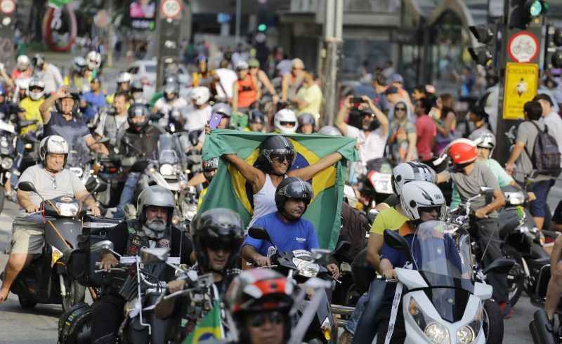 Motociclistas realizam carreata na avenida Paulista a favor do impeachment