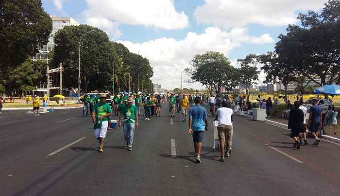 Os manifestantes acampados contam com o apoio e a solidariedade de quem chegou antes, dos organizadores e também da comunidade