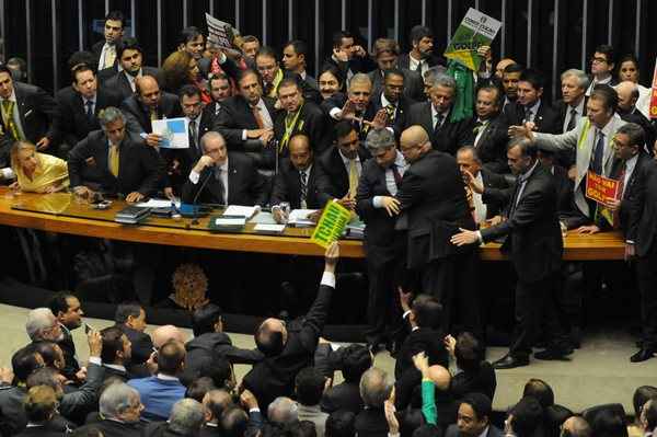 Parlamentares governistas decidiram subir à tribuna para dividir espaço com os oposicionistas