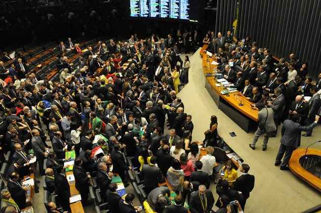 A sessão foi aberta pelo presidente da Câmara, Eduardo Cunha (PMDB-RJ), em meio a tumulto de parlamentares governistas, que fazem questões de ordem discutindo o rito de votação estabelecido pelo peemedebista