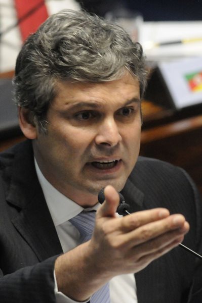 Para senador do PT, negociações de Lula e do Planalto sobre o impeachment nada se comparam com a ação de Geddel Vieira Lima, Eliseu Padilha, Eduardo Cunha, Sandro Mabel. Oposição fala em 361 votos contra Dilma. Para base, eles são no máximo 335