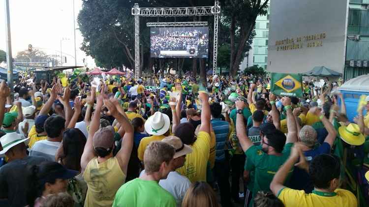 Cerca de 18 mil pessoas, segundo PM, comemoram os votos favoráveis a saída de Dilma Rousseff