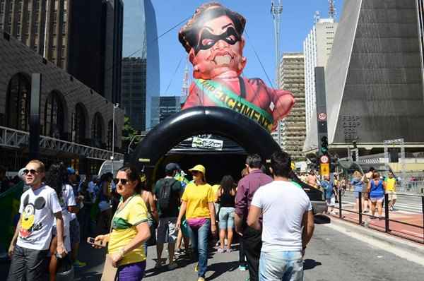 Em frente à Fiesp, um telão transmite a sessão da Câmara.