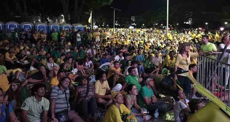 Já o grupo a favor do afastamento da presidente comemora