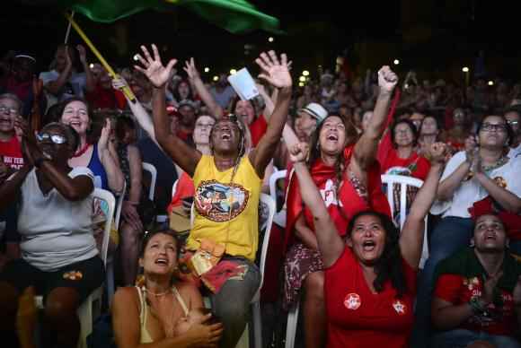 Menos entusiasmado do que no início da votação na Câmara, o público permanece lotando bares e a praça embaixo dos Arcos da Lapa