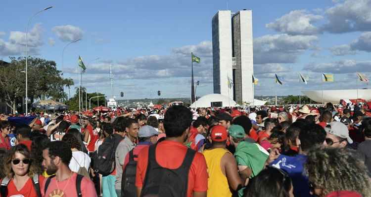 Os atos tiveram início por volta das 11h30 e o público começou a dispersar por volta das 23h, após a aprovação do impeachment pela Câmara dos Deputados