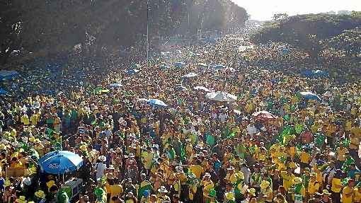 Pelos cálculos da Polícia Militar, manifestantes pró-impeachment eram maioria. Pelo menos 53 mil pessoas vestiram verde e amarelo