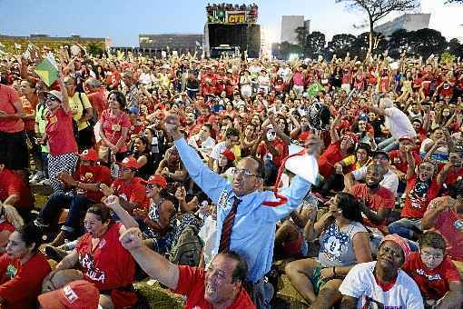 Reforçado pelos movimentos sociais, o público que apoiou a presidente Dilma Rousseff somou 26 mil pessoas. Ao final, saíram de mãos dadas