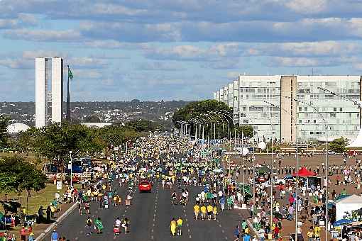 Até chegar ao muro que separava a Esplanada dos Ministérios, as cores vermelhas e amarelas se misturavam: gente de todas as idades e de vários lugares do país protestaram