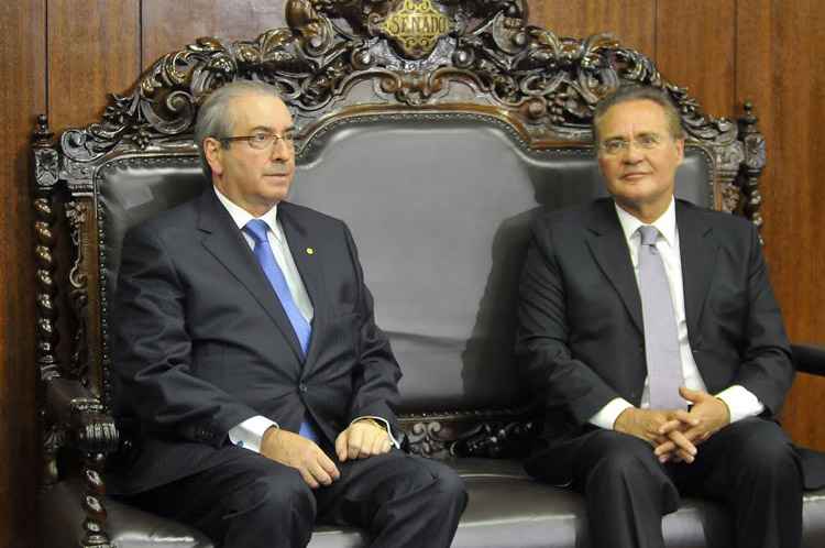 Eduardo Cunha (PMDB-RJ) e Renan Calheiros (PMDB-AL) posam para foto em breve encontro no gabinete de Renan