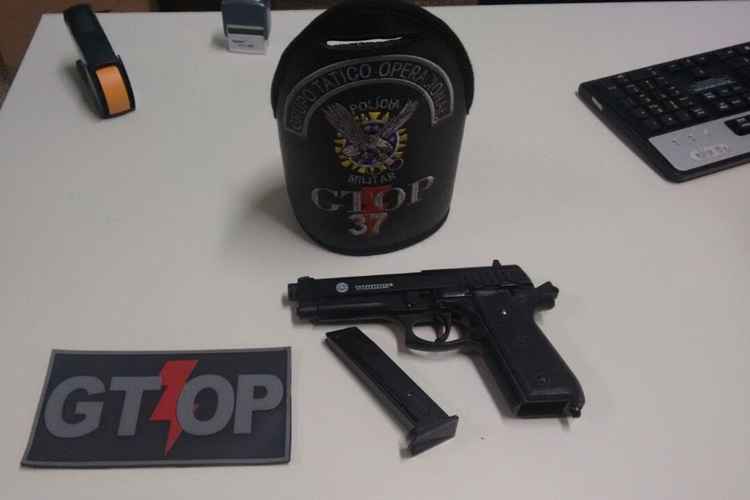 Arma de brinquedo apreendida pela Polícia Militar