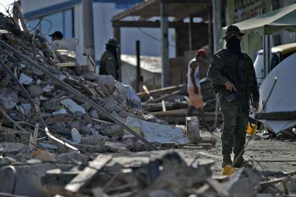 O terremoto de 7,8 graus, de mais de um minuto de duração e considerado o pior no Equador em 40 anos, devastou de norte a sul a costa do país