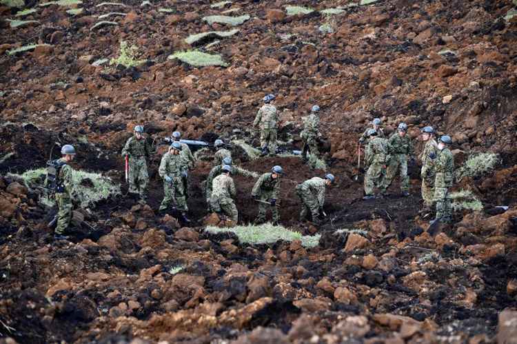 Militares buscam sobreviventes em área bastante afetada por tremor