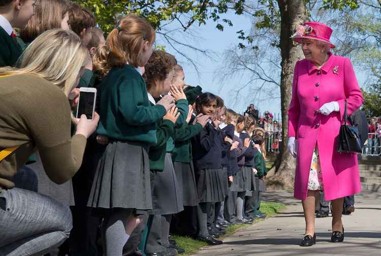 Em um dia ensolarado, centenas de pessoas aguardavam a rainha diante de uma agência postal em Windsor, a 40 km de Londres