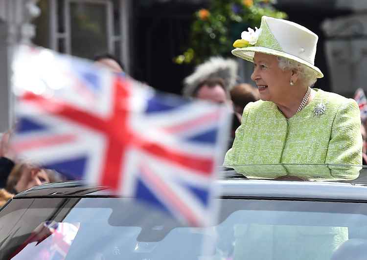 Na manhã desta quinta-feira, a rainha passeou e saudou as milhares de pessoas que se reuniram diante do castelo para felicitá-la