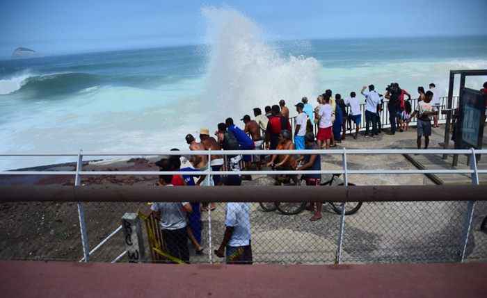 A ciclovia  teve um pedaço de mais de 50 metros arrancado por uma fonte onda. Há informações de que cinco pessoas caíram no mar