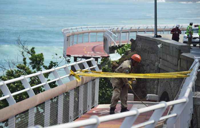 Segundo os bombeiros, os dois corpos foram resgatados do mar e ainda há um desaparecido