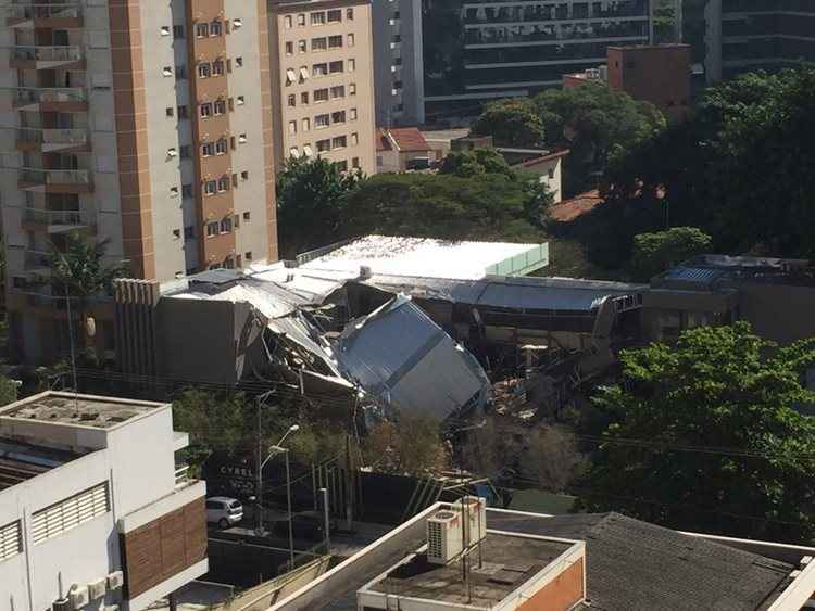 O Corpo de Bombeiros ainda não informou o que teria provocado o desabamento, que ocorreu por volta das 9 horas desta sexta-feira