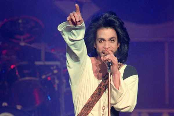 Prince foi encontrado morto dentro de casa.