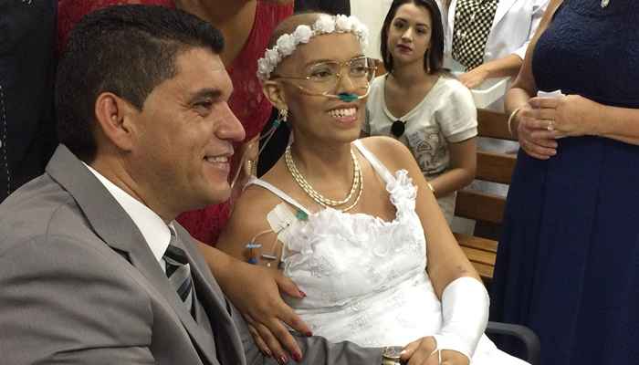 Lidiane Regina Viana dos Santos, de 32 anos, internada há aproximadamente um mês na Clínica Médica do Hospital Universitário de Brasília (HUB-UnB), se casou com Edgard Bezerra, seu companheiro há 19 anos